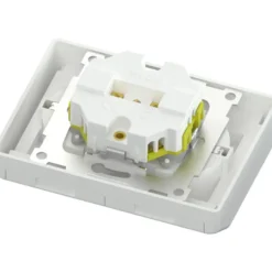 Namron Edge 2-vägsuttag med lock INF IP44